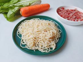 准备新鲜的手擀面与麻辣香锅调味料。