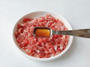 牛肉切细丝加料酒1勺。