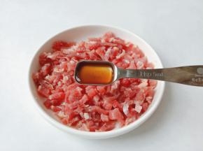 牛肉切细丝加料酒1勺。