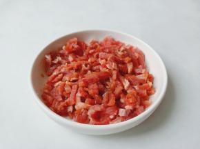 用筷子搅拌均匀腌制10分钟入味。