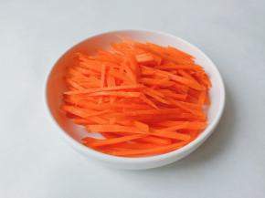 胡萝卜切片再切成细丝。