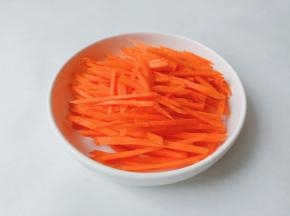 胡萝卜切片再切成细丝。