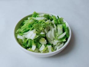 杭白菜切成小段。