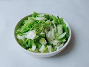 杭白菜切成小段。