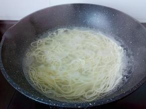 水开下手擀面开大火煮。
