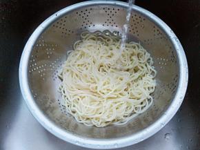 凉开水淋一下再控干水份。