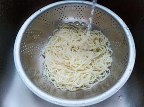 凉开水淋一下再控干水份。