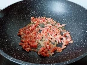 热锅热油下牛肉丝大火爆炒。