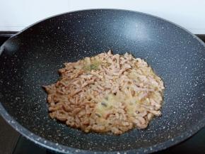 翻炒到肉丝变色。
