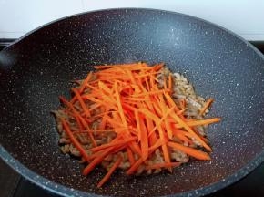 加入胡萝卜丝翻炒1分钟左右。
