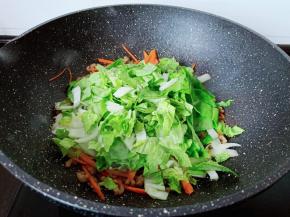 加入白菜丝翻炒。