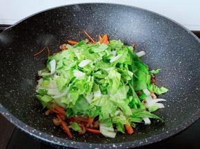 加入白菜丝翻炒。