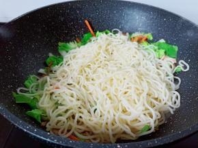 最后放入面条。