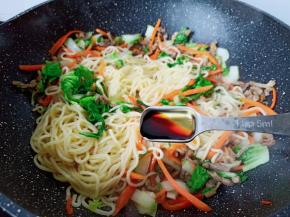 翻炒到面条水份干爽加生抽调味。