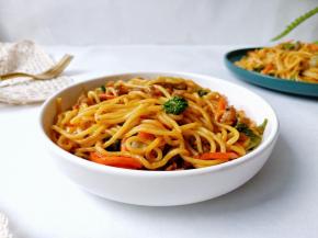 麻辣鲜香，炒面根根分明。