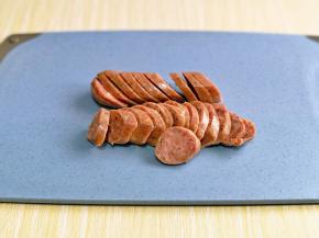 黑胡椒牛肉肠切片。