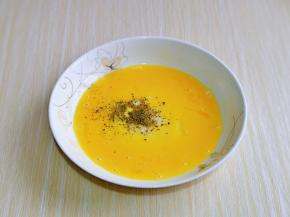 鸡蛋磕入深盘中，加入1克盐，1克罗克碎，搅拌均匀。