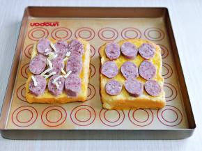 摆放上切好的黑胡椒牛肉肠。