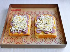 涂上芝麻酱，再撒上马苏里拉芝士。