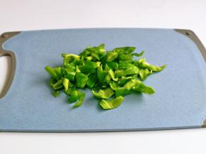 青椒洗干净，去根去籽，再切小块。