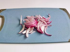 洋葱去皮，切丝。