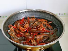 小龙虾焯水，锅中加水，倒入小龙虾，大火烧开，煮变色捞出，个人觉得焯一下水这样更卫生。