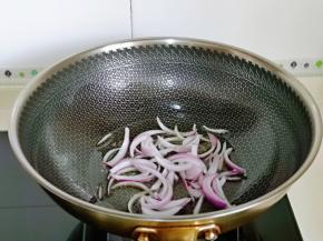 起油锅，加入切好的洋葱丝煸炒。