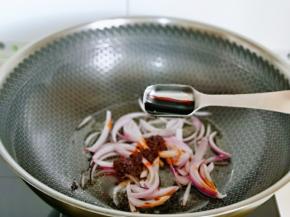 再加入1勺生抽。