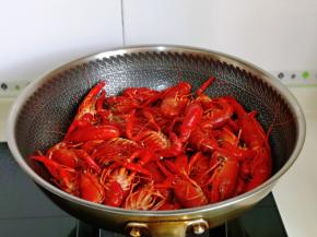 把洗干净的小龙虾倒入锅中。