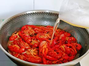 倒入一罐啤酒，不需要加水哈！