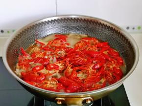 2斤龙虾，1罐啤酒刚好，大火烧开，转中小火煮15分钟。