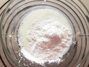 加入糯米粉和玉米淀粉