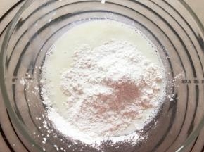 加入糯米粉和玉米淀粉