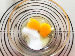 现在做华夫饼，鸡蛋和糖搅拌均匀