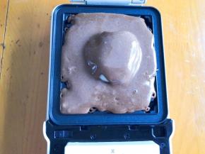 再舀一勺面糊，盖上盖子烤3到5分钟左右