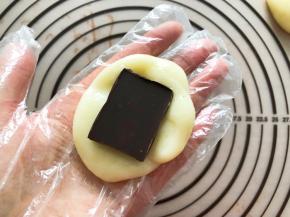 麻薯冷却后分成4等份，包入巧克力备用