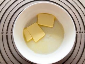 蒸好以后趁热加入黄油揉均匀