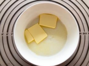蒸好以后趁热加入黄油揉均匀