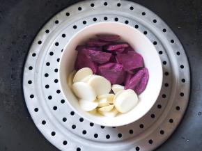 紫薯和芋头切片放入蒸锅中蒸熟蒸软