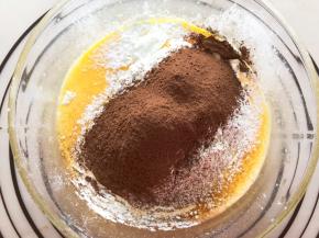 筛入低筋面粉，可可粉，玉米淀粉