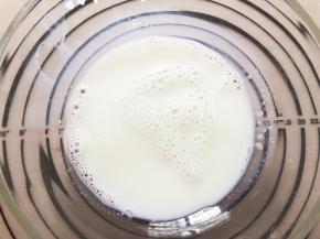 先做麻薯，牛奶加糖搅拌均匀