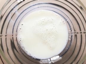 先做麻薯，牛奶加糖搅拌均匀