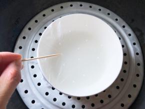 盖上保鲜膜，扎几个洞，放入蒸锅中大火蒸20分钟