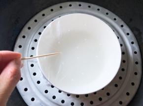 盖上保鲜膜，扎几个洞，放入蒸锅中大火蒸20分钟