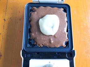 舀一勺华夫饼面糊，放上巧克力麻薯