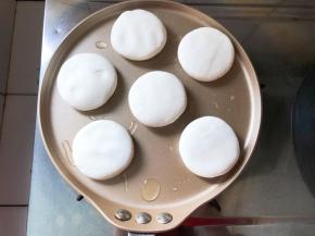 平底锅中刷上食用油小火烧热，放入年糕煎