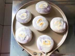 煎至两面金黄，年糕鼓起即可，中途可以放一丢丢水，盖上盖子焖煮一下，出锅撒上细砂糖和椰蓉即可