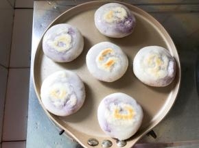 煎至两面金黄，年糕鼓起即可，中途可以放一丢丢水，盖上盖子焖煮一下，出锅撒上细砂糖和椰蓉即可
