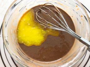 加入融化成液体的黄油