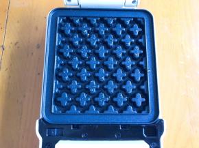 华夫饼机器预热3分钟，刷上食用油